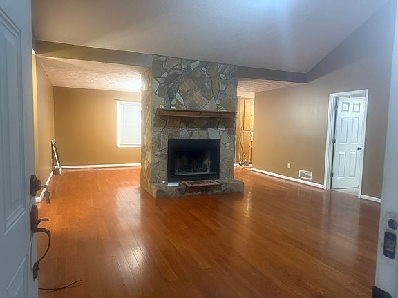 3rd image of 2202 Clarendon Ct NE