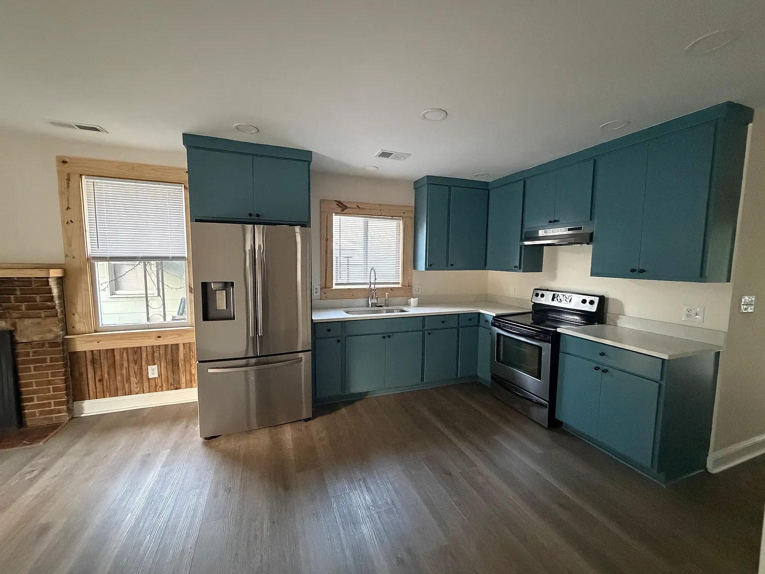 3 bed, 956 sqft, $2,300 — Photo 3