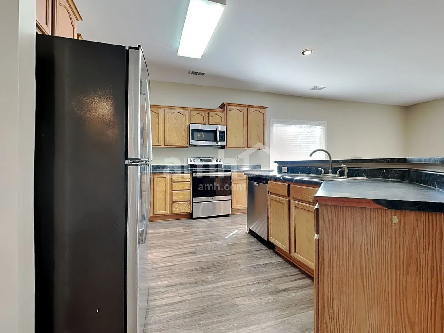 5 bed, 4.0 bath, 3642 sqft, $3,210 — Photo 3