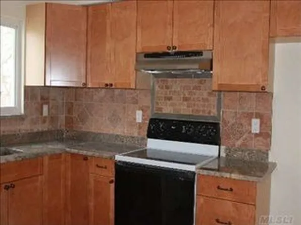 540 48th St, Lindenhurst, NY 11757