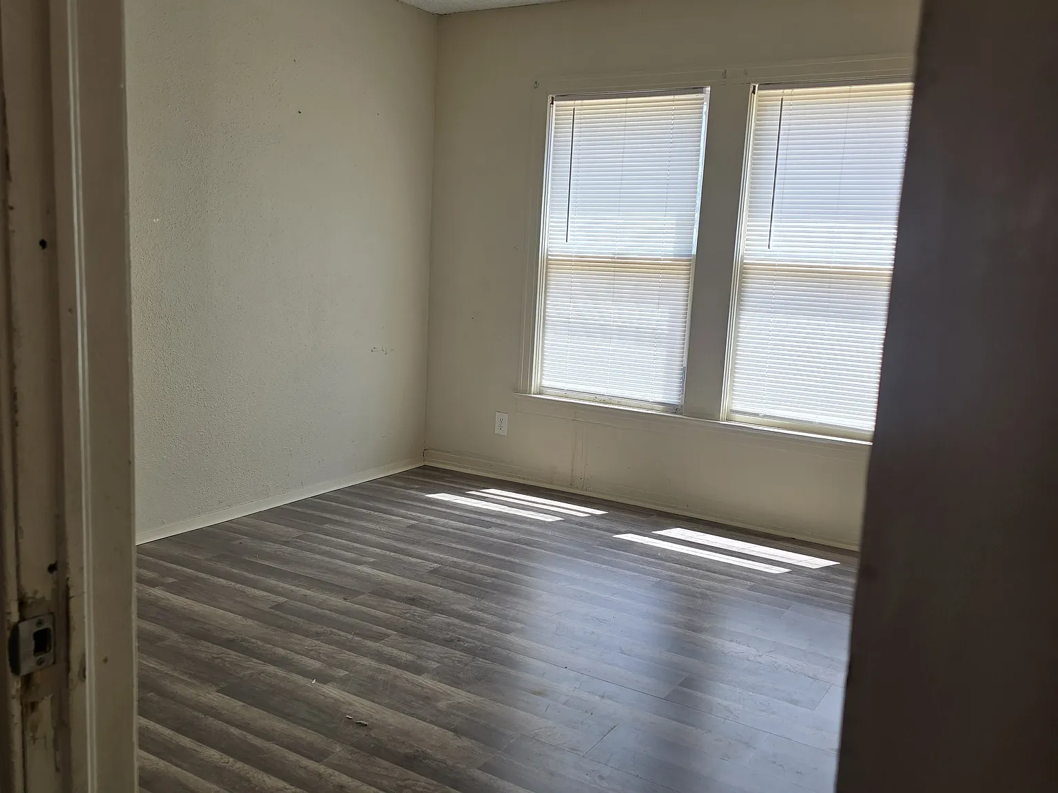 3 bed, 1.5 bath, 2000 sqft, $1,300 — Photo 2