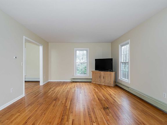 5th image of 12 Hudson Dr