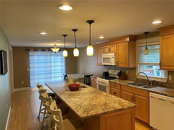 4th image of 25 Black Walnut Dr