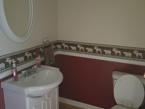 Main Floor Guest Bath (1/2)