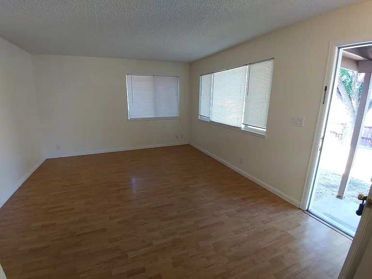 2801 Shasta View Dr — Photo 3