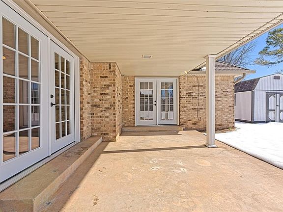 3rd image of 136 E Vail Dr