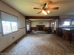 10528 Lake Shore Dr, Fenton, MI 48430