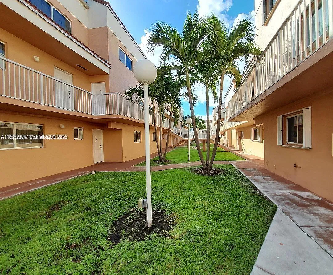 2 bed, 1000 sqft, $2,300 — Photo 1
