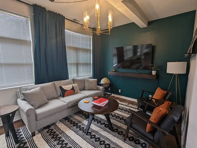 Fifth Avenue Apartments — Photo 20