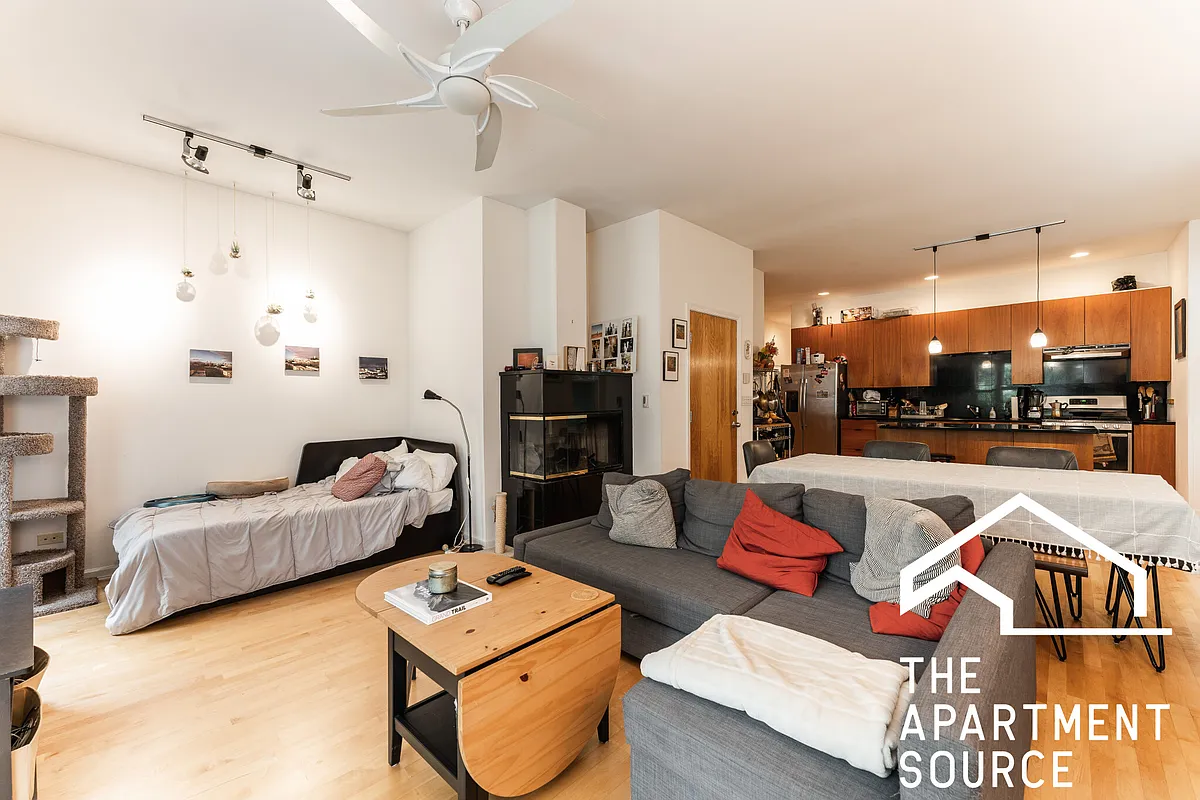 Building Photo - 1405 N Wicker Park Ave #2