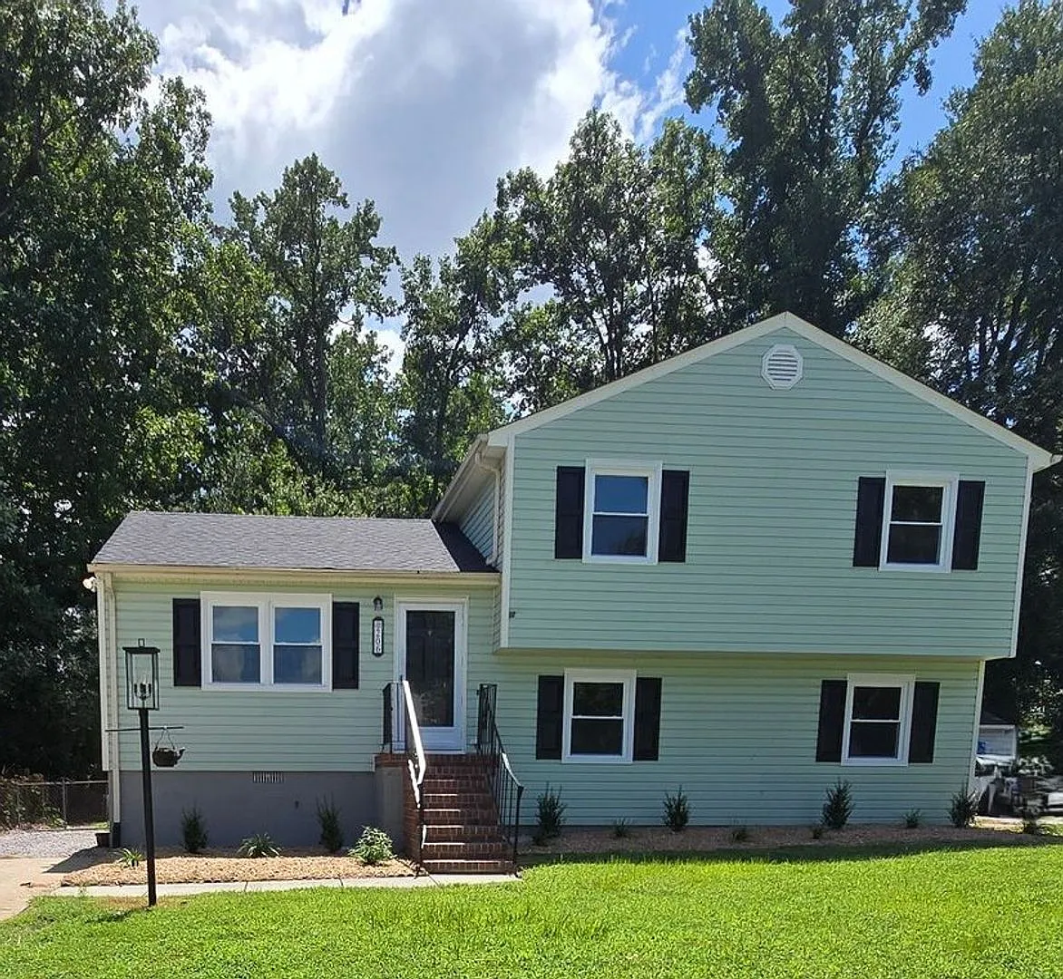 Newly remodeled 4 bedroom home — Photo 1