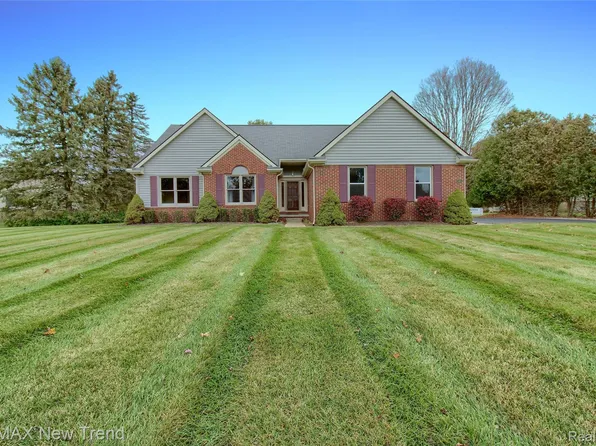 13461 Daleview Ct, South Lyon, MI 48178