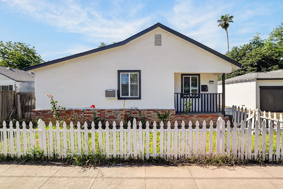 Building Photo - 560 Las Palmas Ave