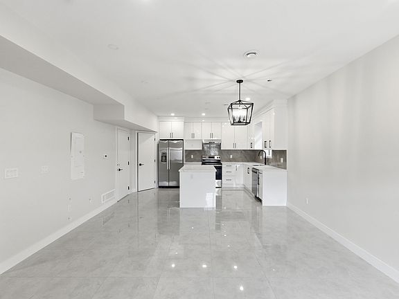 4th image of 722 Coopland Cres #4