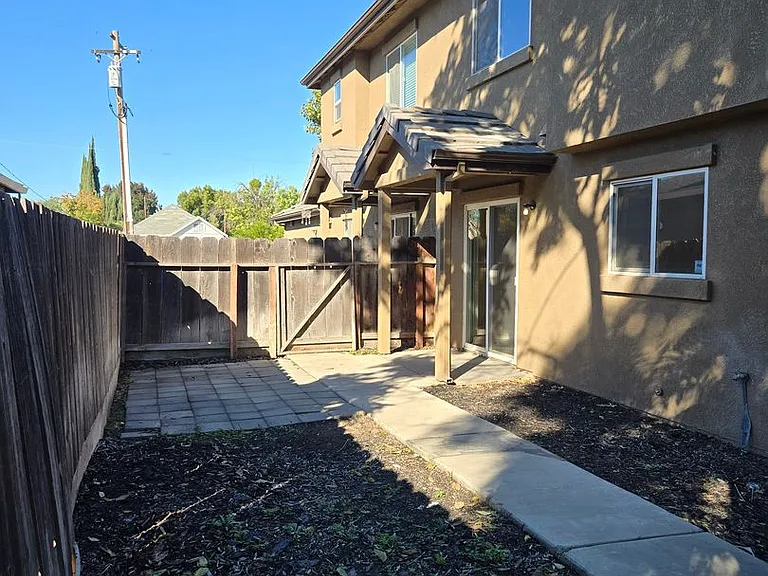 558 Vermont Ave #B — Photo 9