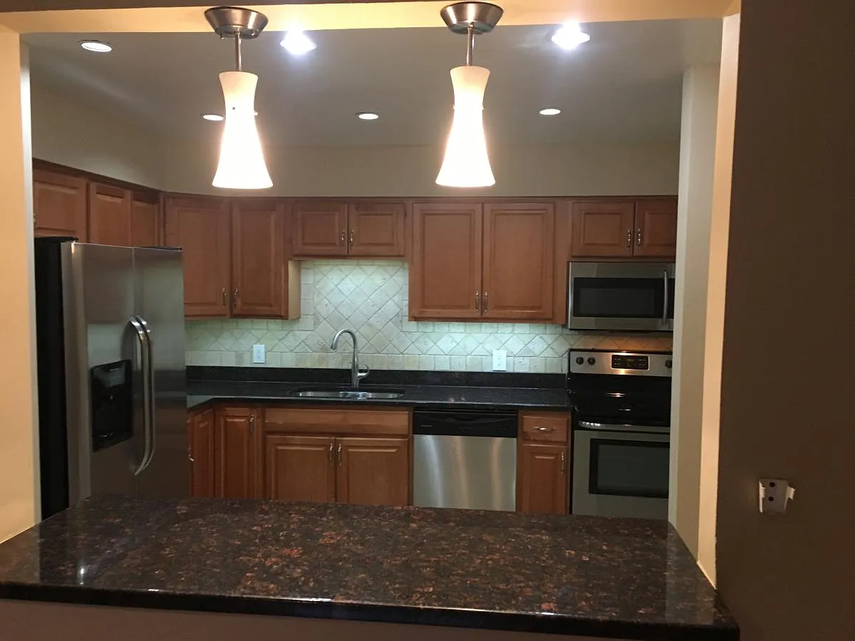 2 bed, 950 sqft, $1,900 — Photo 1