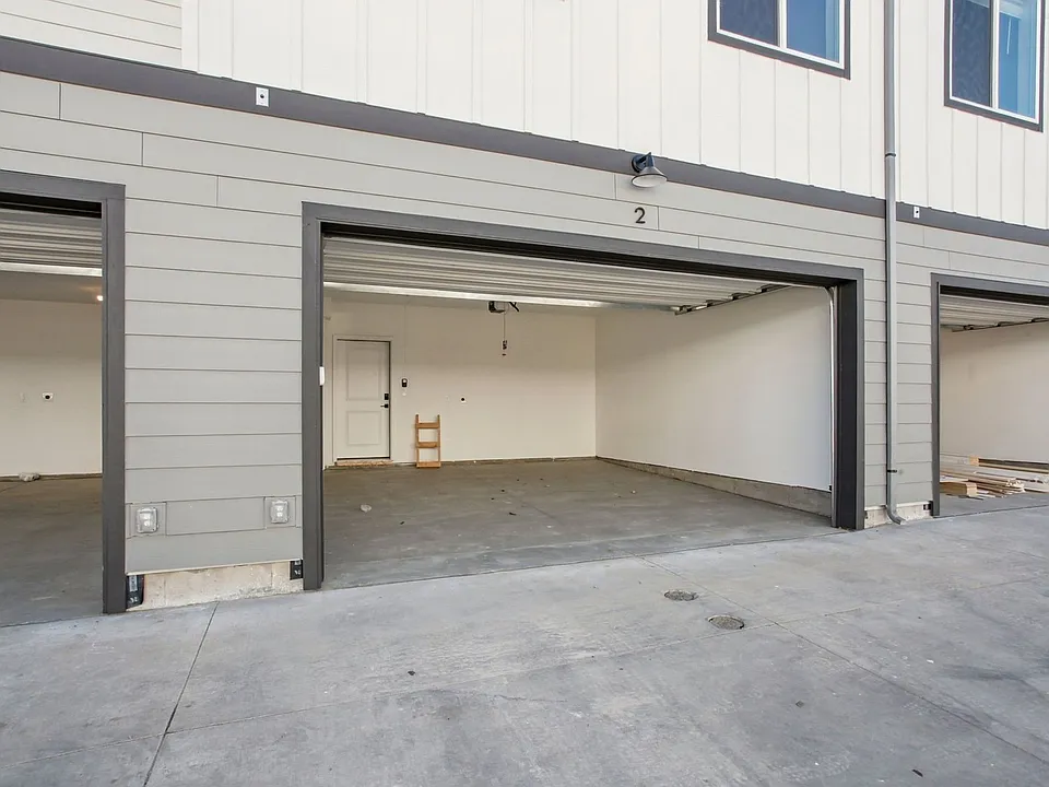 Building Photo 4