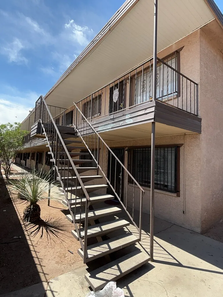 1 bed, 1.0 bath, 480 sqft, $875 — Photo 2