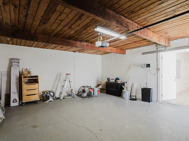 16400 Donmetz St — Photo 24