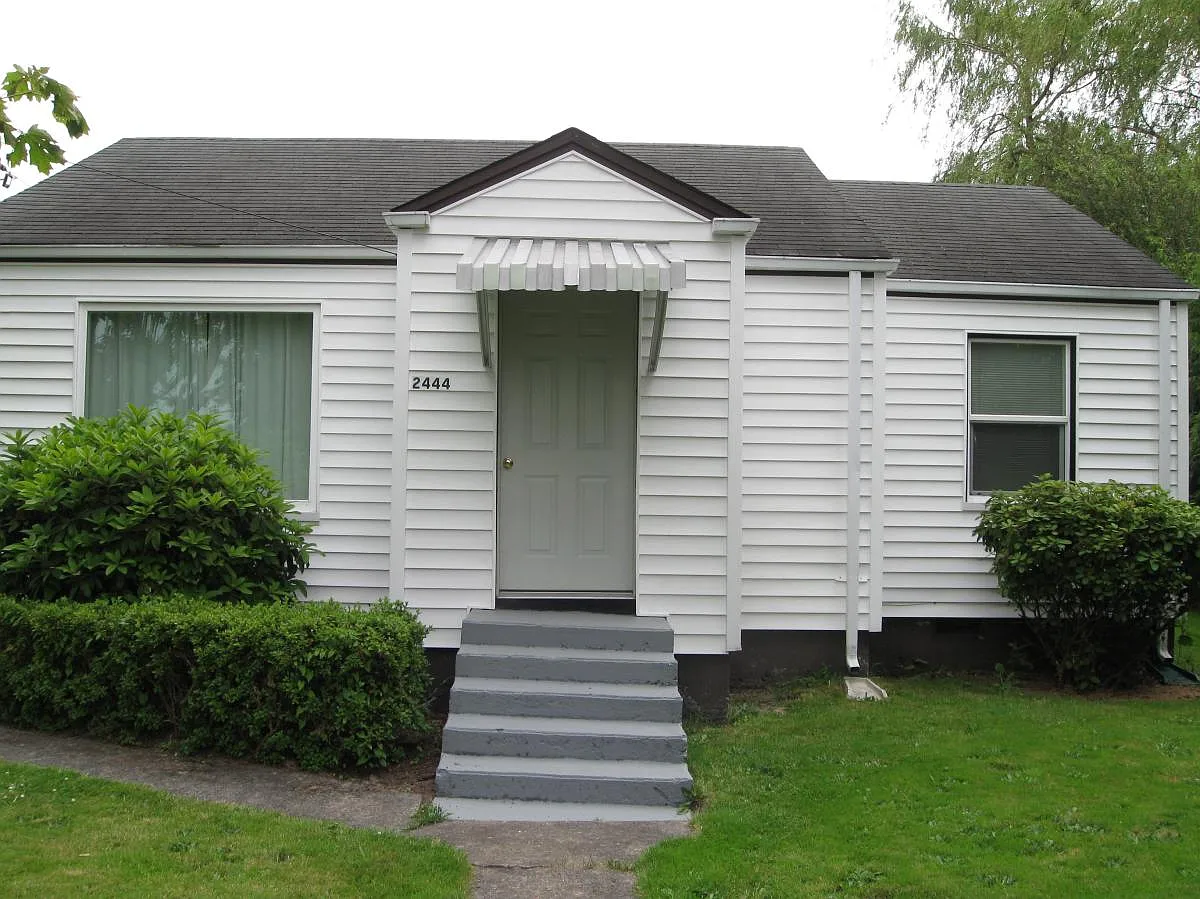 2444 34th Ave photo 1