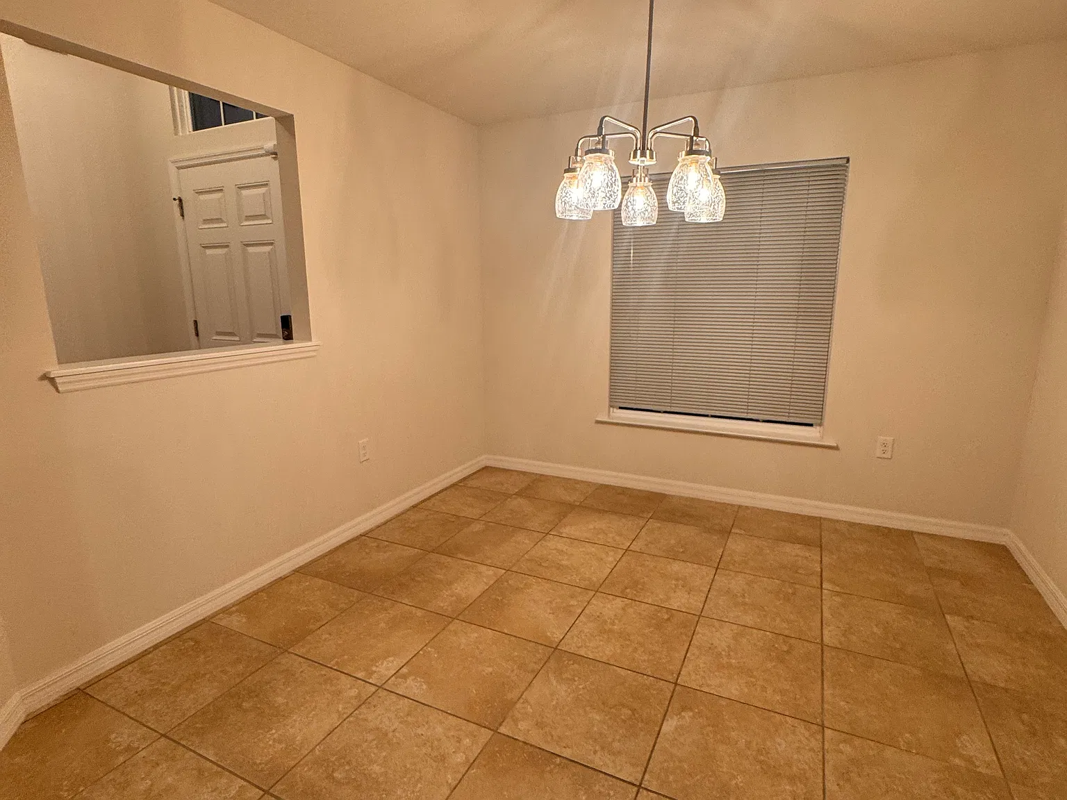Beautiful 4 Bedroom 2 Bathroom Home — Photo 4