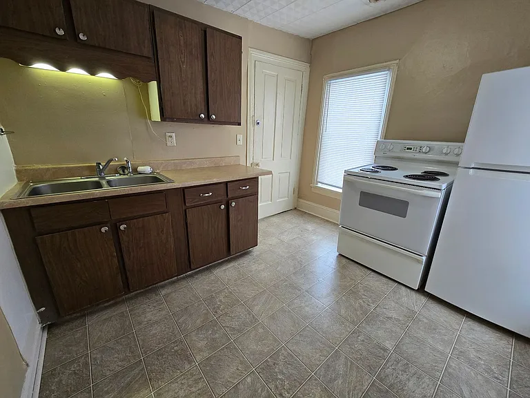 1307 N Roosevelt Ave — Photo 3