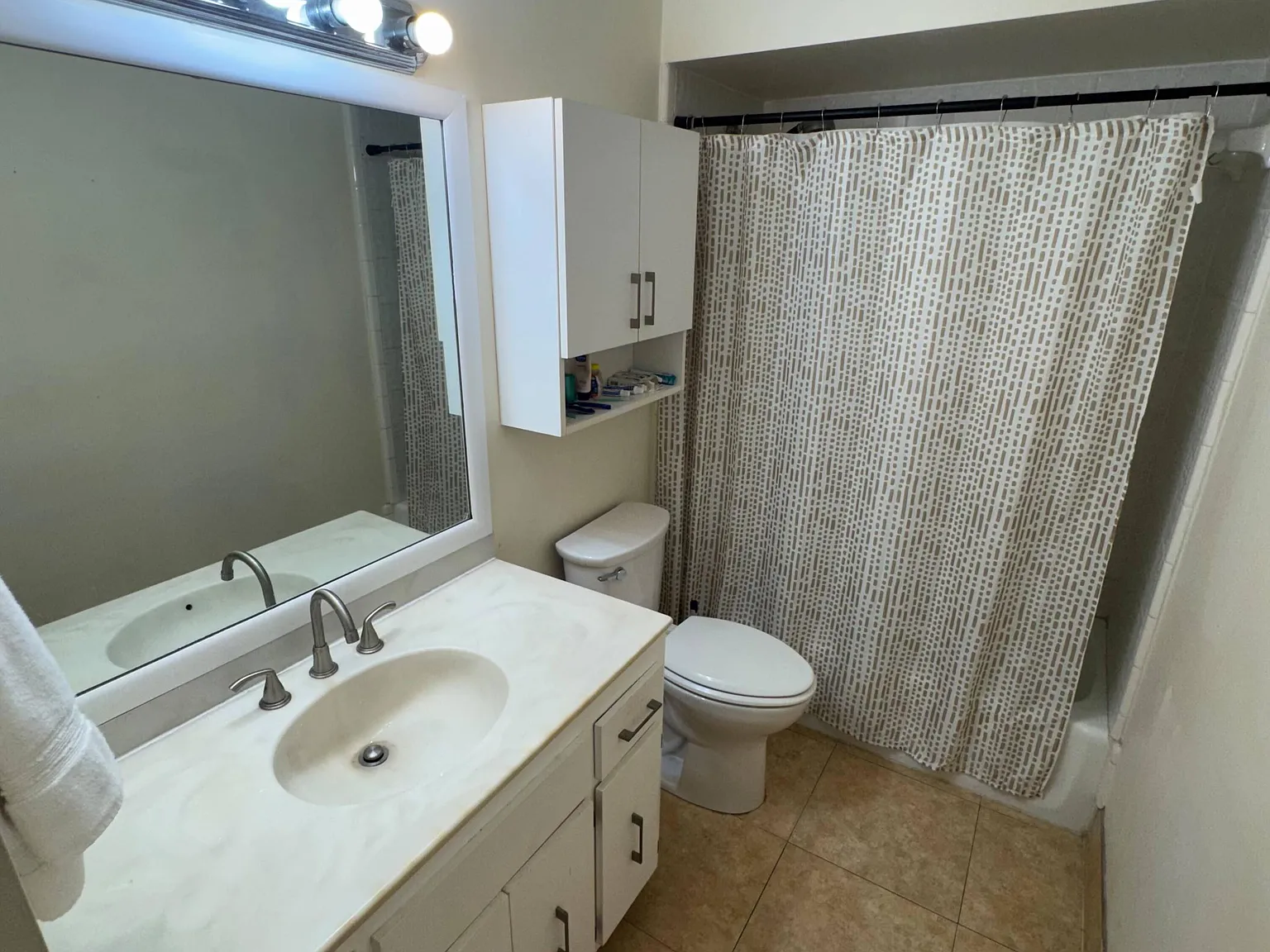 1 bed, 1.0 bath, 2372 sqft, $2,000 — Photo 2