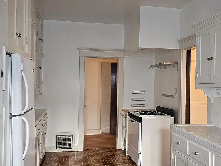 218 1/2 N Kenmore Ave — Photo 24