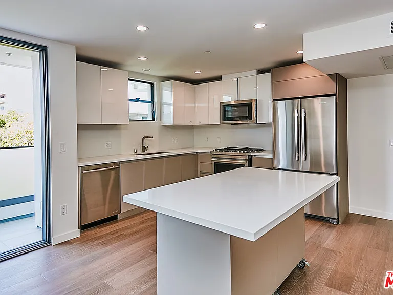 328 N Maple Dr #303 — Photo 6