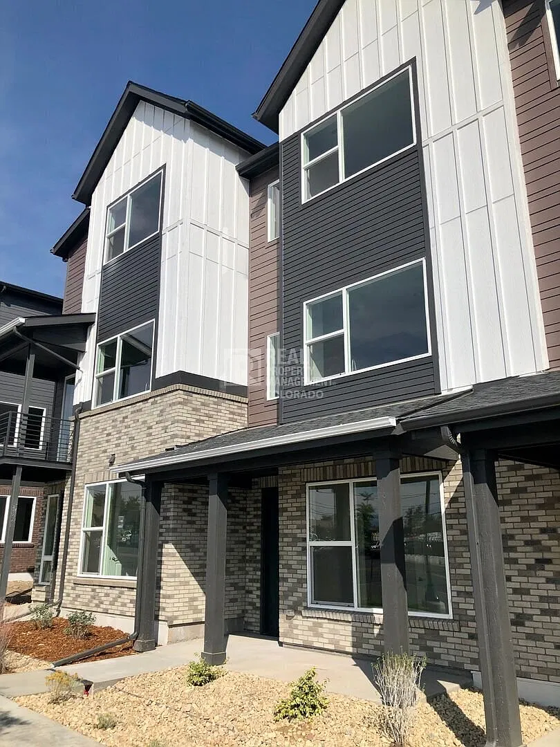 Stunning 3-Bedroom Townhome with Mountain Views, Luxury Finishes & 2-Car Garage! — Photo 2