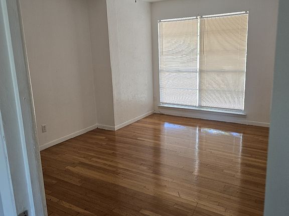 3rd image of 1402 Pine Dr