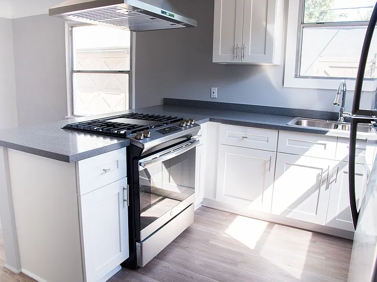 372 Loma Dr — Photo 4