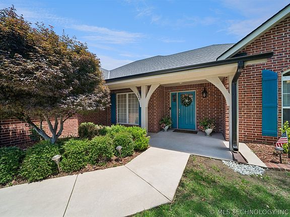 3rd image of 1122 Arbor Dr