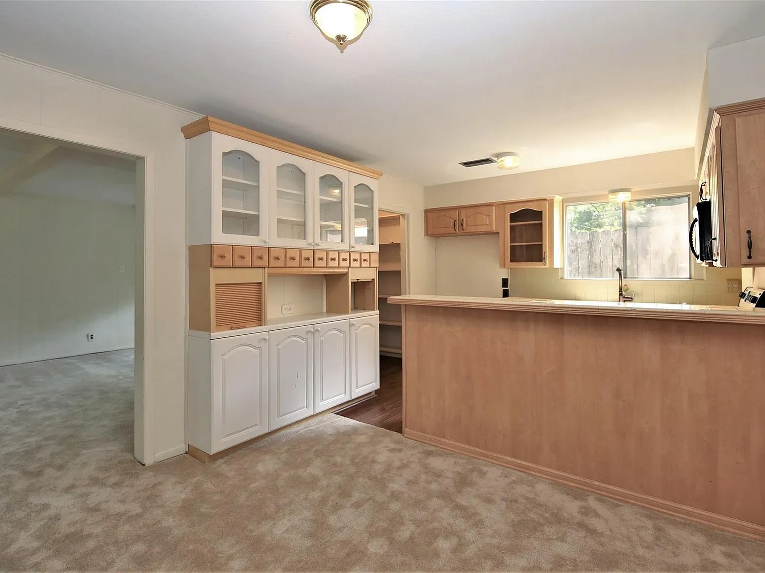 4 bed, 2.0 bath, 1944 sqft, $1,800 — Photo 3