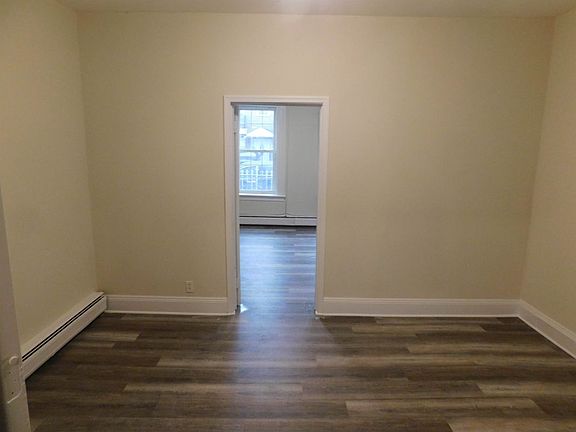 5th image of 242 Griffith St