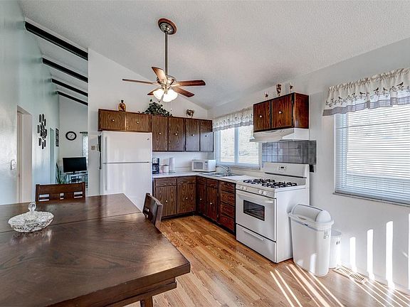 Nice spacious eat-in kitchen
