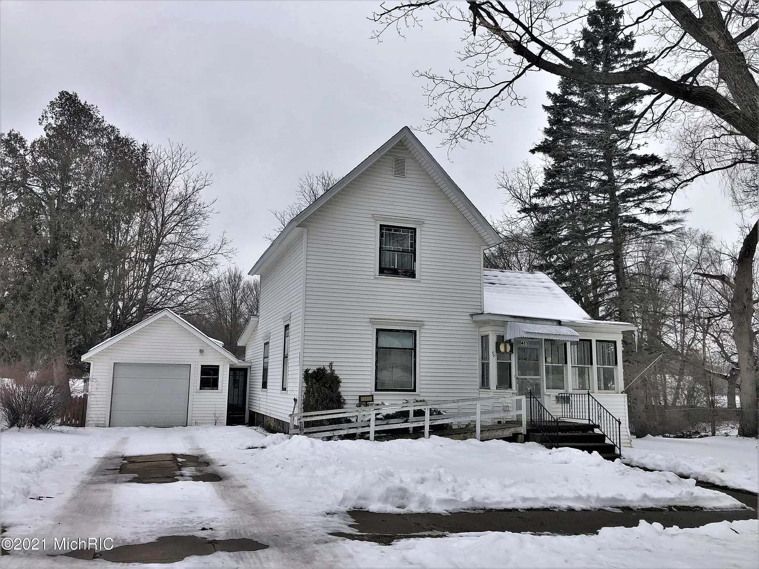 411 Rose Ave photo 1