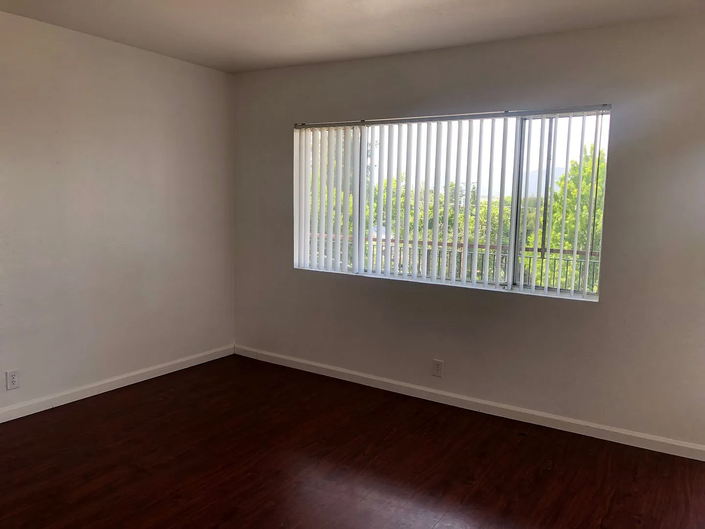Spacious 2 Bed 1 Bath Upstairs End Unit That Over Looks The City — Photo 3