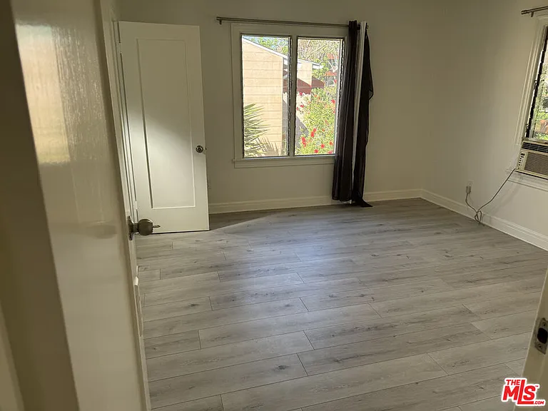 243 1/2 N Swall Dr — Photo 5