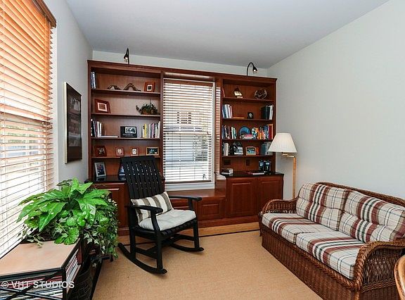 5th image of 553 Shakespeare Dr