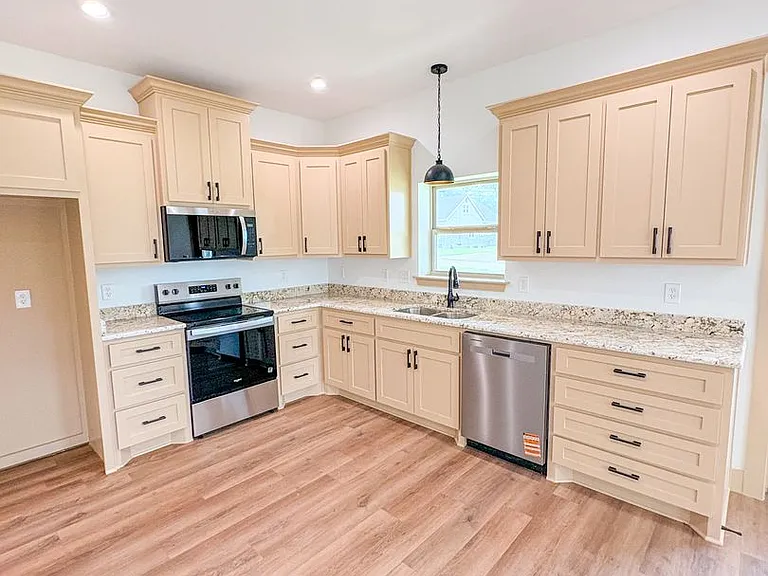1105 E Navarro Ave — Photo 5