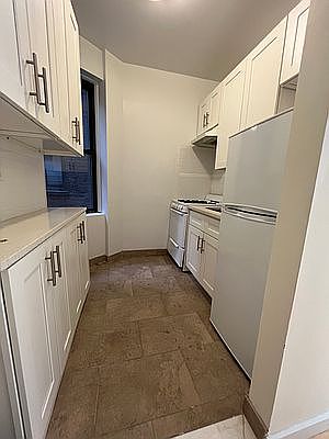 4th image of 241 Henry St #2E
