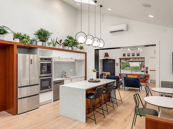 3rd image of 10211 NE 134th Ln #F-204