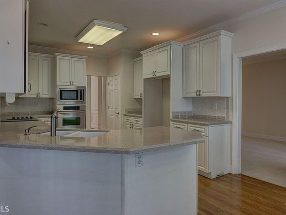 4th image of 310 Montrose Dr
