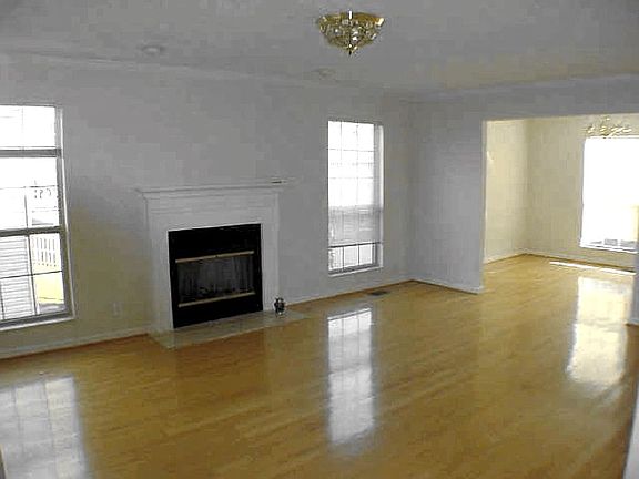 Living Room (south/west)