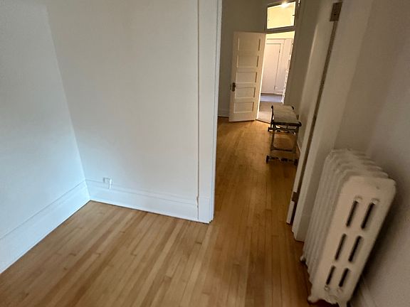 3rd image of 2105 E Kenwood Blvd #A