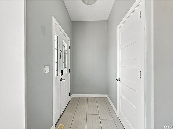3rd image of 1018 Evergreen Boulevard