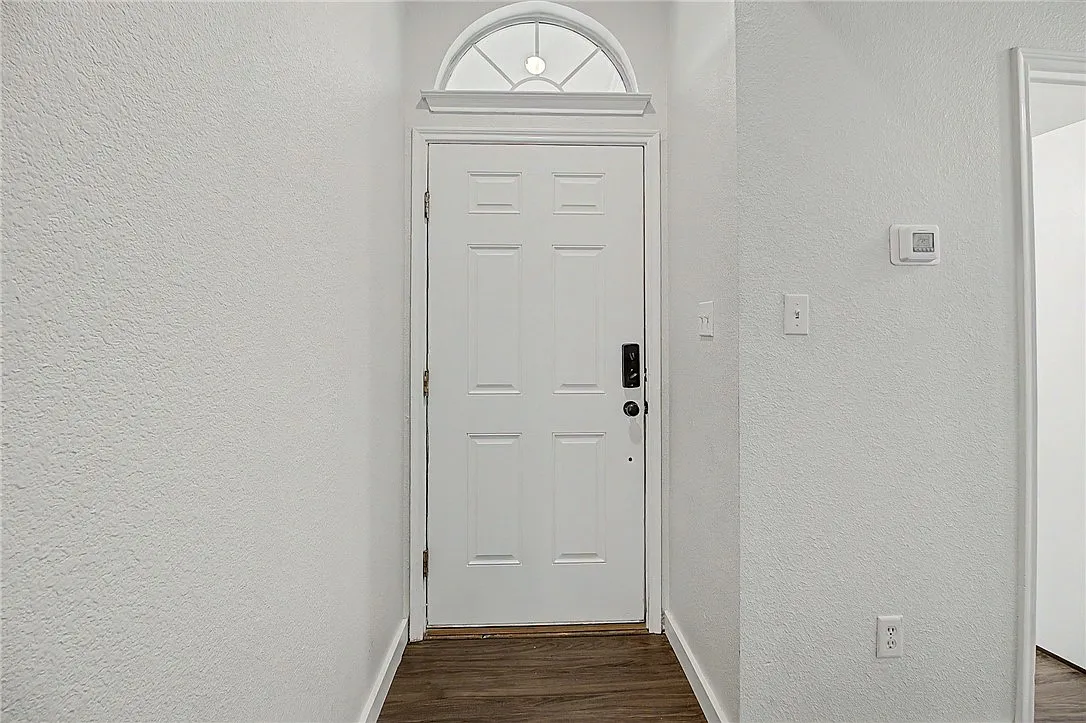 3 bed, 1001 sqft, $1,800 — Photo 4
