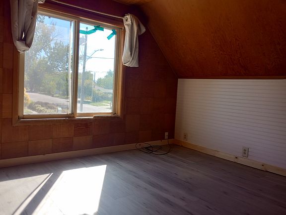 3rd image of 403 E Oak St