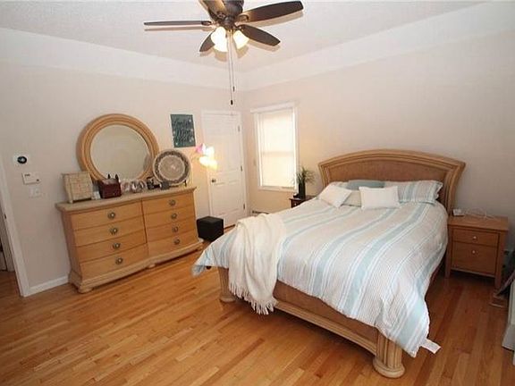 4th image of 40 Charlotte Dr